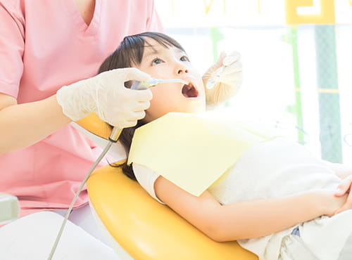 小児歯科専門医によるお子さんの歯の治療